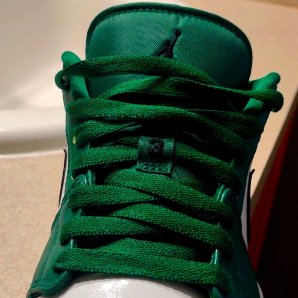 Jordan 1 Pine Green Lows - Picture 8 of 11